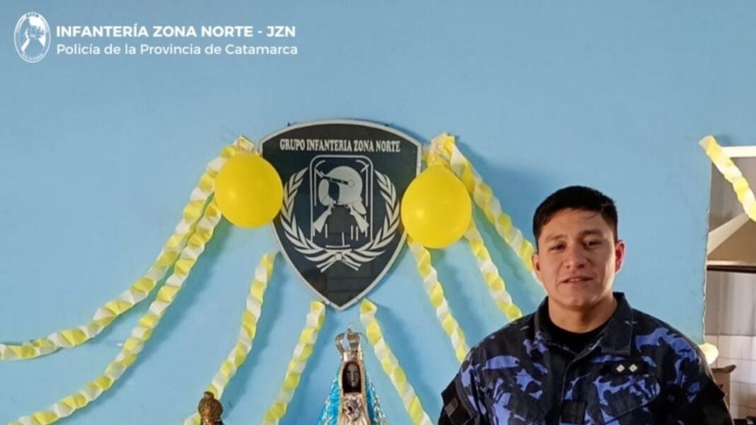 Oficial policial realizando maniobras de primeros auxilios a un bebé (ilustrativa)