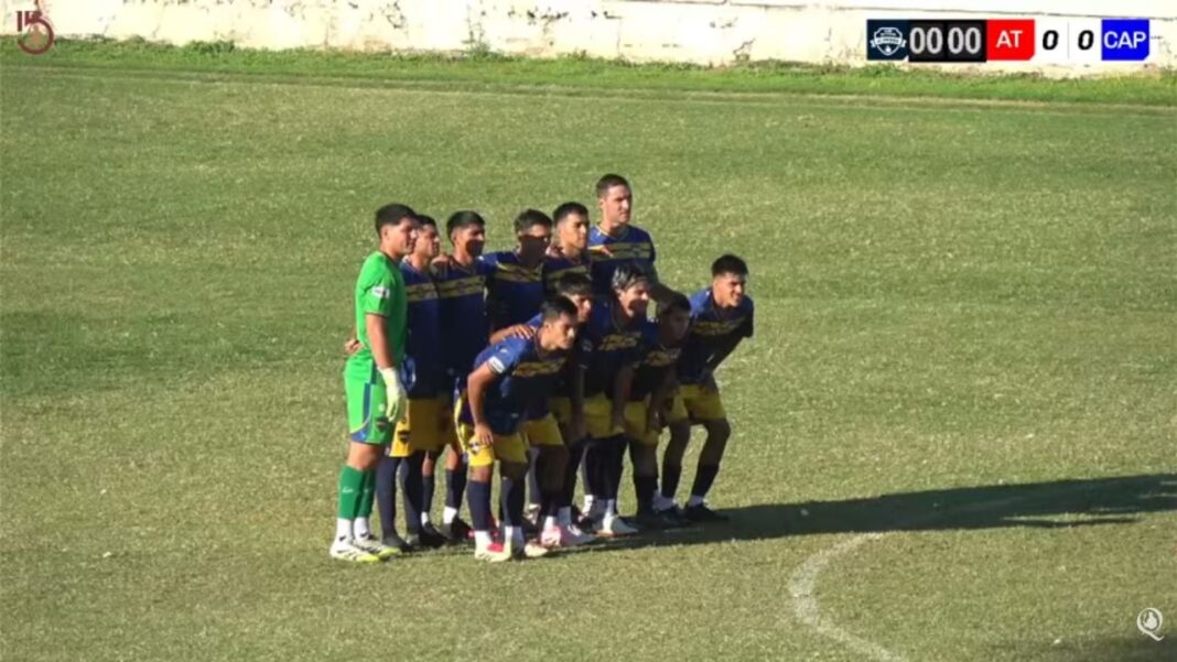 Partido de fútbol entre Atlético Policial y Américo Tesorieri en el Estadio Malvinas Argentinas