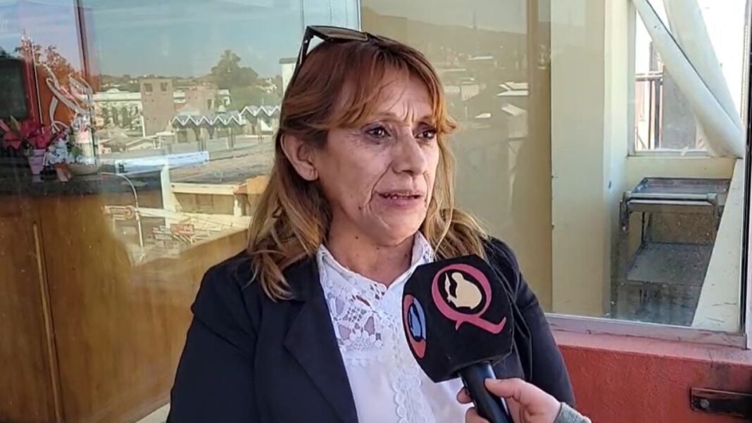 Personas en silla de ruedas frente a un edificio gubernamental en Catamarca