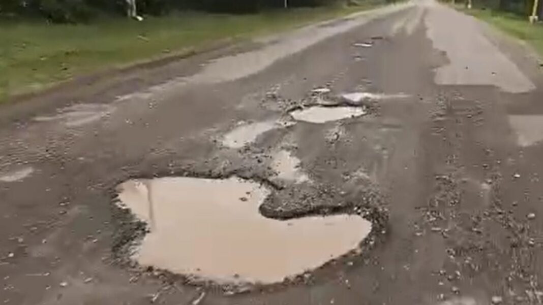 Ruta Provincial 42 en Santa Rosa con baches y deterioro