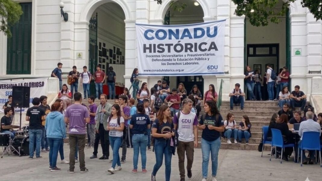 Estudiantes y docentes marchando por las calles en defensa de la universidad pública