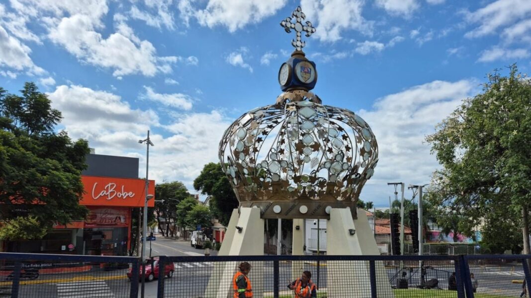 Trabajadores realizando arreglos florales para las imágenes en el Paseo La Alameda, Catamarca.