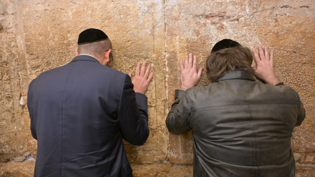 El presidente Javier Milei durante su visita al Muro de los Lamentos en Jerusalén, Israel.