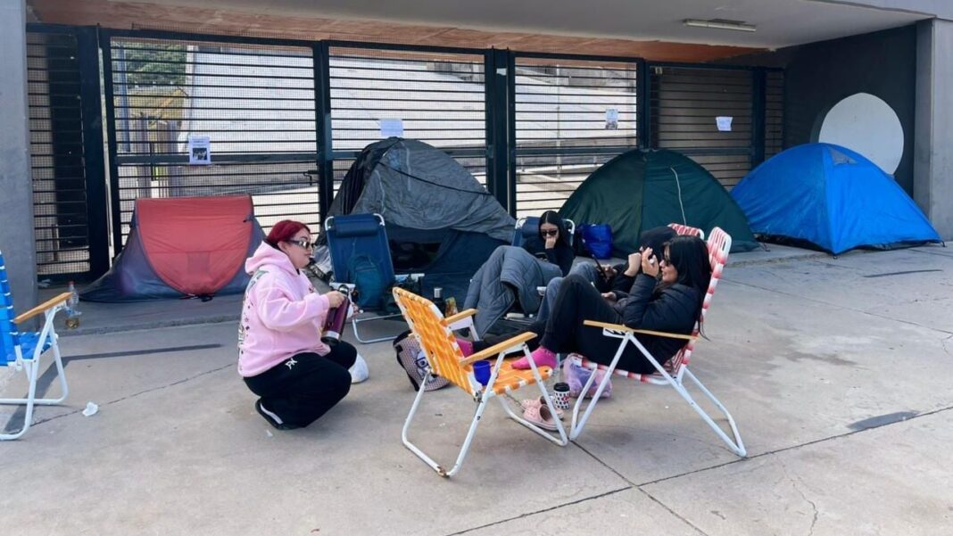 Fanáticos acampando en las afueras del Estadio Bicentenario de Catamarca para el concierto de Airbag