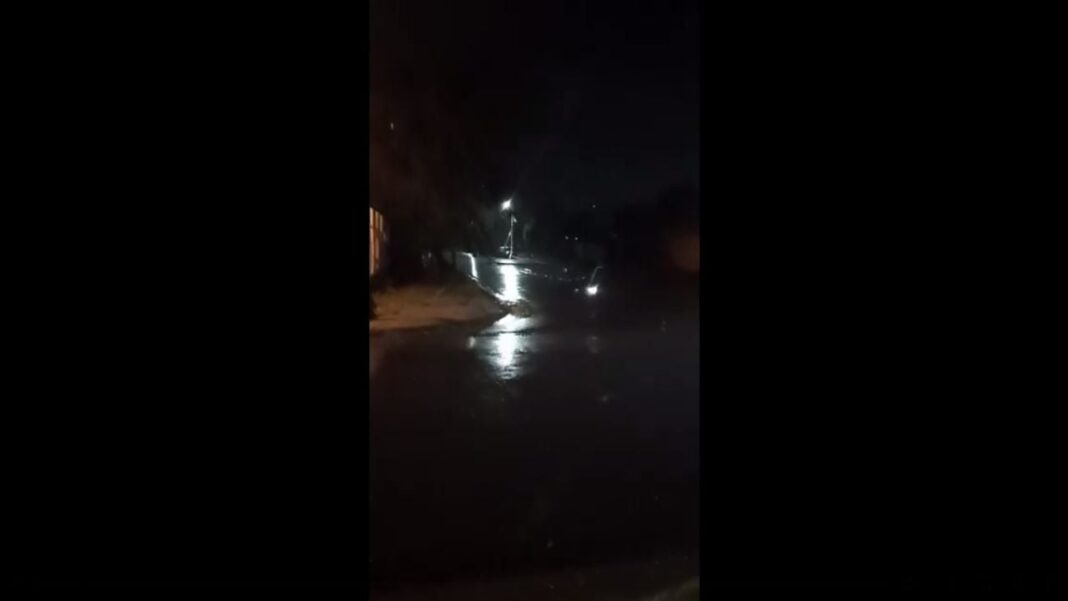 Calle oscura en barrio residencial de Catamarca, ilustrando problema de alumbrado público