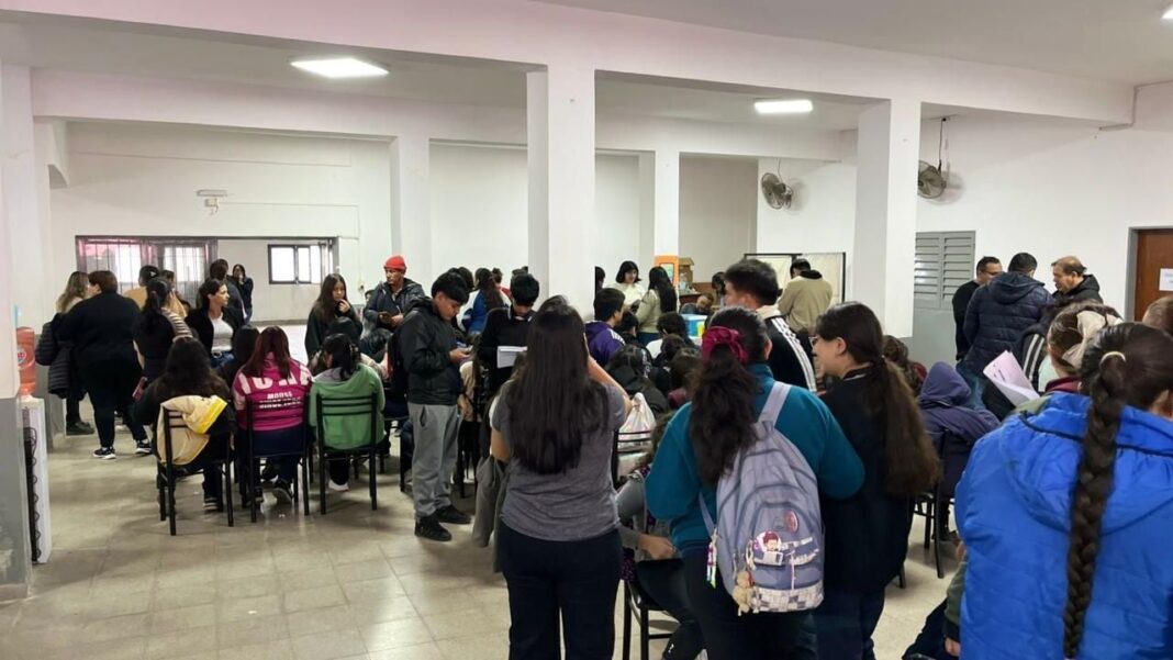 Niño siendo atendido por profesional de la salud durante el operativo oftalmológico en Valle Viejo, Catamarca.