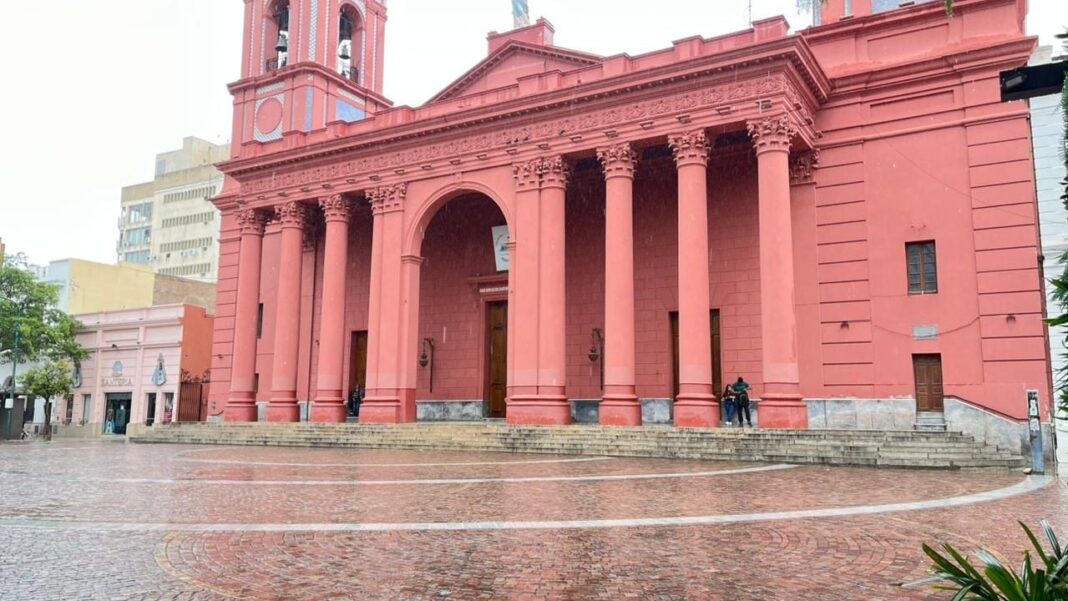 Mapa del tiempo mostrando la provincia de Catamarca con iconos de lluvia y nubes.
