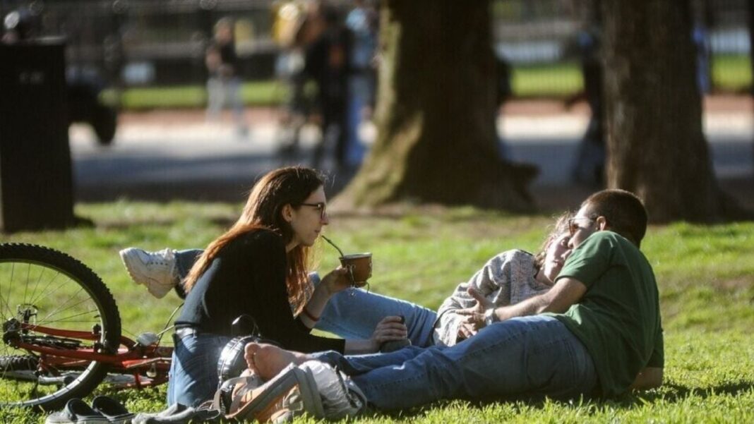 Mapa del tiempo o ilustración representando el cielo parcialmente nublado sobre el Valle Central de Catamarca