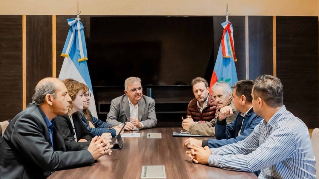 Gobernador Raúl Jalil y ministra Verónica Soria en reunión con intendentes y dirigentes gremiales