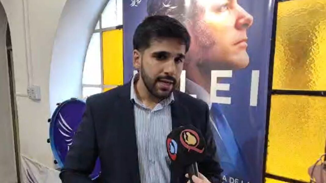 Diputado provincial Tiago Puente en conferencia de prensa