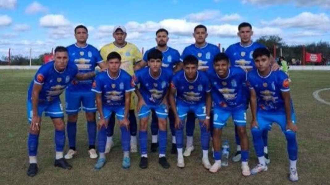 Jugadores de Racing de Belén celebran un gol durante el partido de cuartos de final del Torneo Provincial.