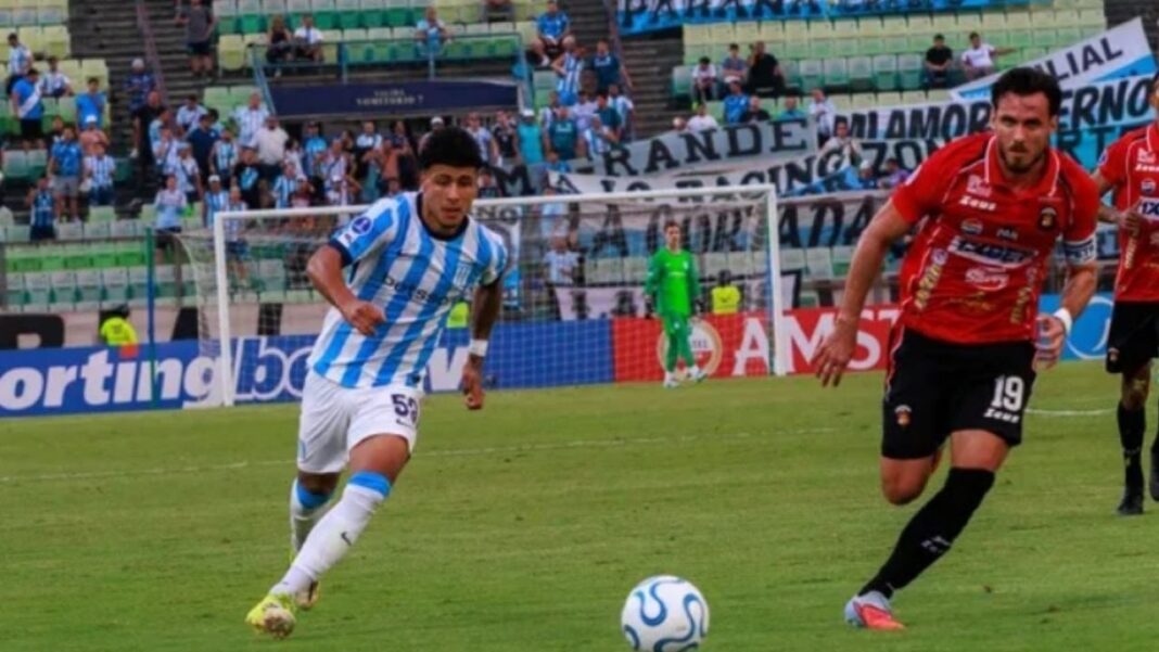 Jugadores de Racing Club en el estadio Olímpico de la UCV durante el partido contra Caracas