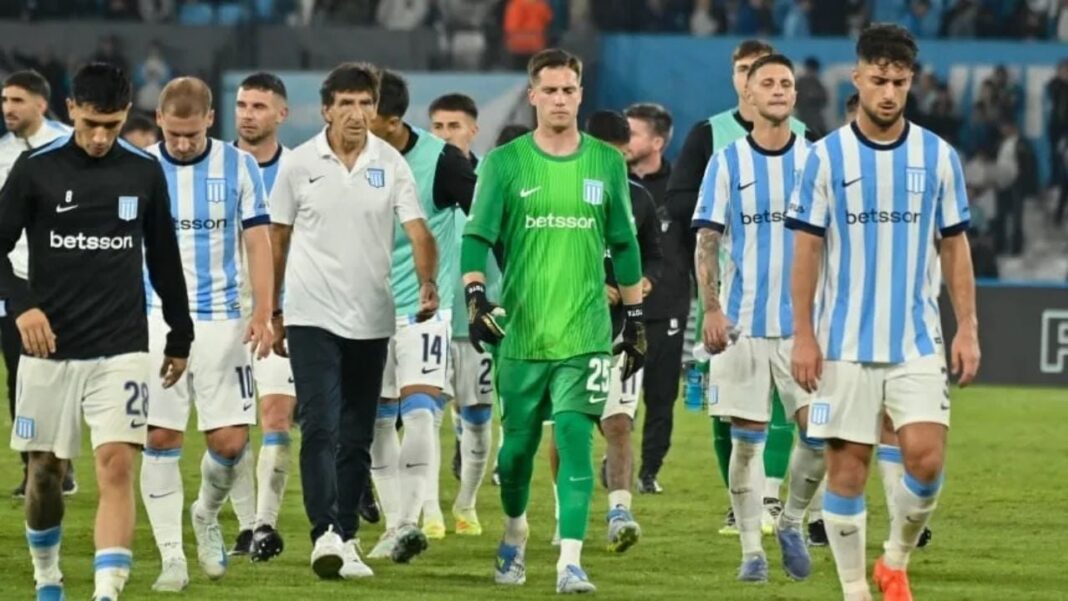 Jugadores de Racing Club en el campo de juego durante un partido de la Copa Sudamericana