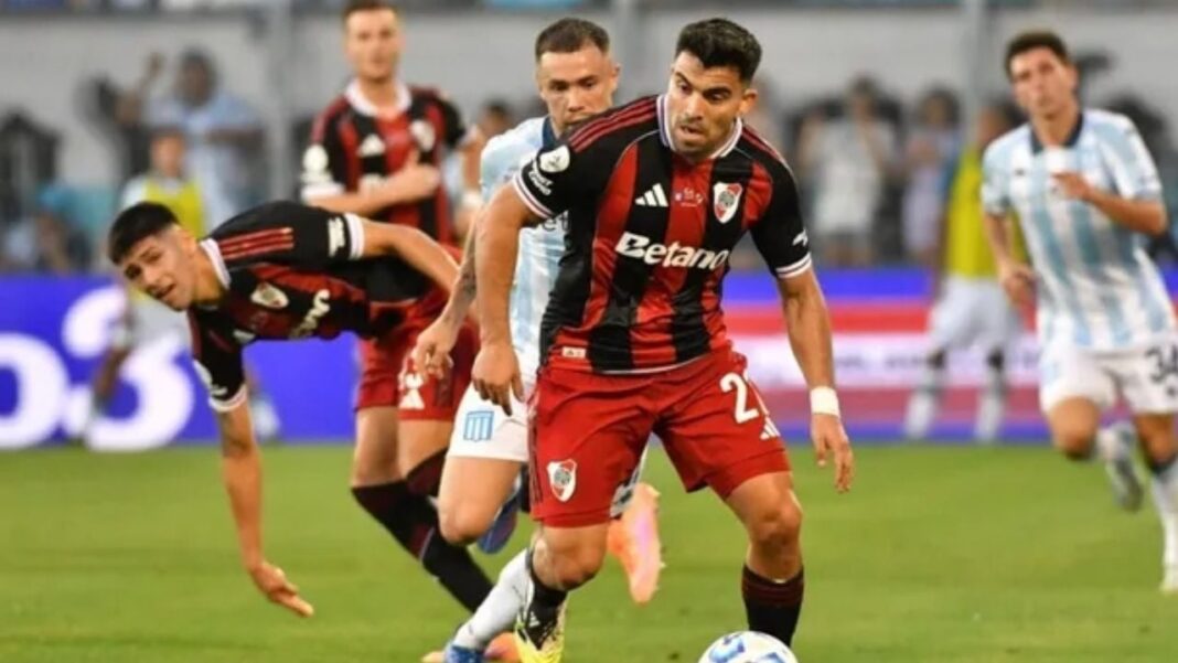 Los escudos de Racing Club y River Plate enfrentados, representando el partido del domingo.