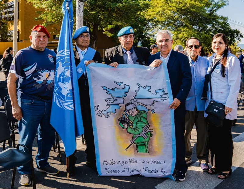 Gobernador Raúl Jalil durante el acto de homenaje a los veteranos de la Guerra de Malvinas en Catamarca.