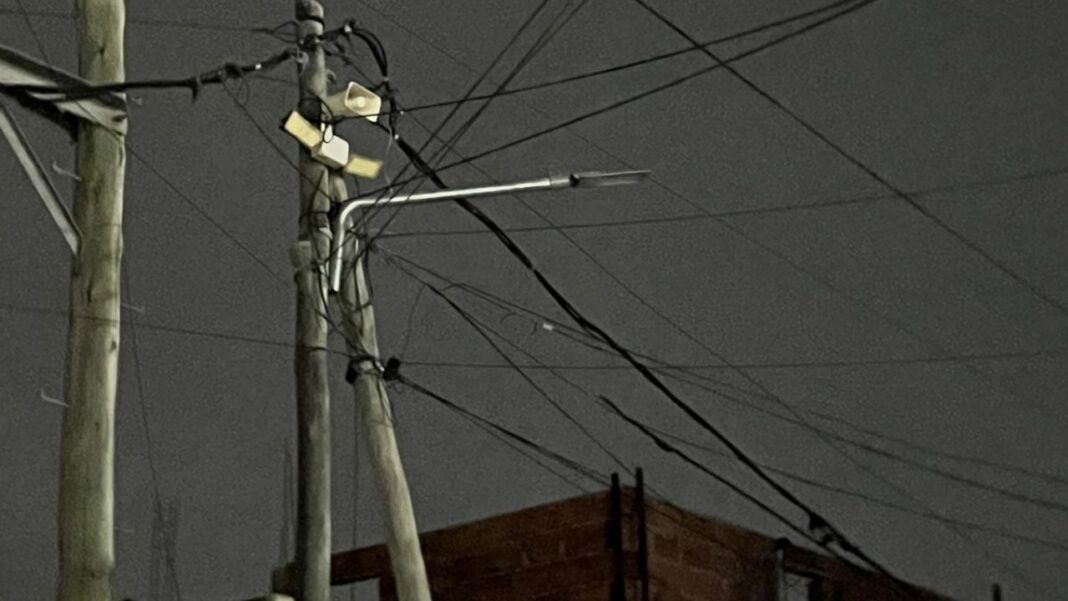 Calle oscura de un barrio de Catamarca por falta de alumbrado público