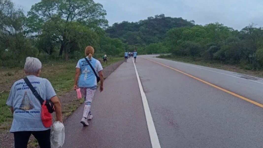 Jinetes y agrupaciones gauchas en peregrinación por rutas de Catamarca durante las festividades de la Virgen del Valle