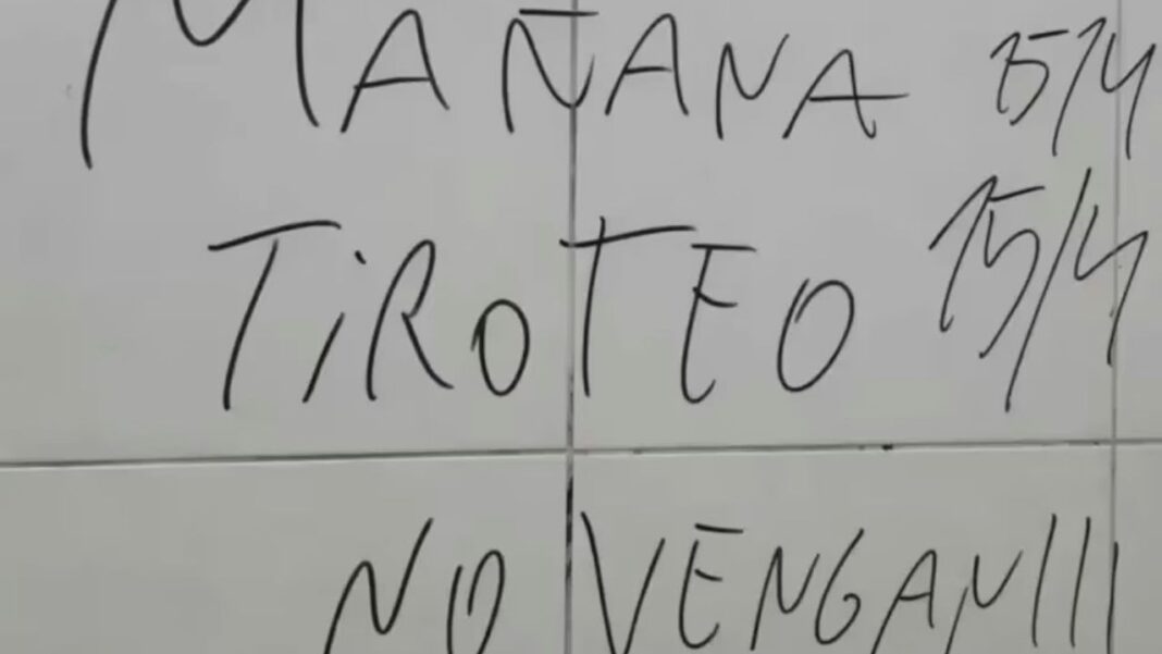 Operativo de seguridad y personal policial en las inmediaciones de una escuela en Catamarca