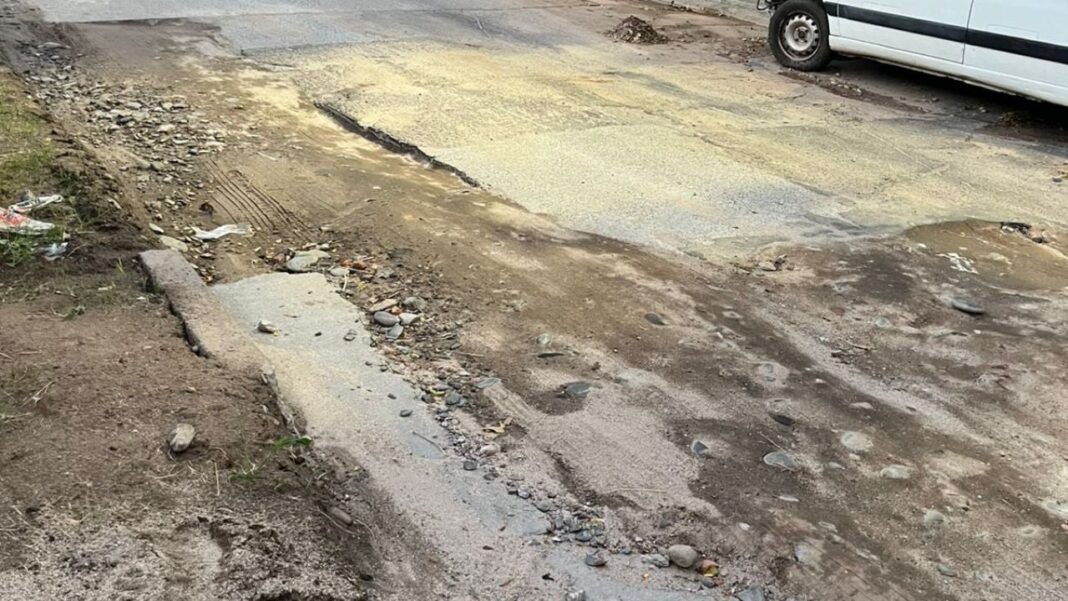 Fotografía referencial de una calle con pavimento en mal estado, posiblemente en la ciudad de Catamarca.