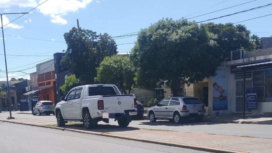 Ilustración de una vereda obstruida por un vehículo