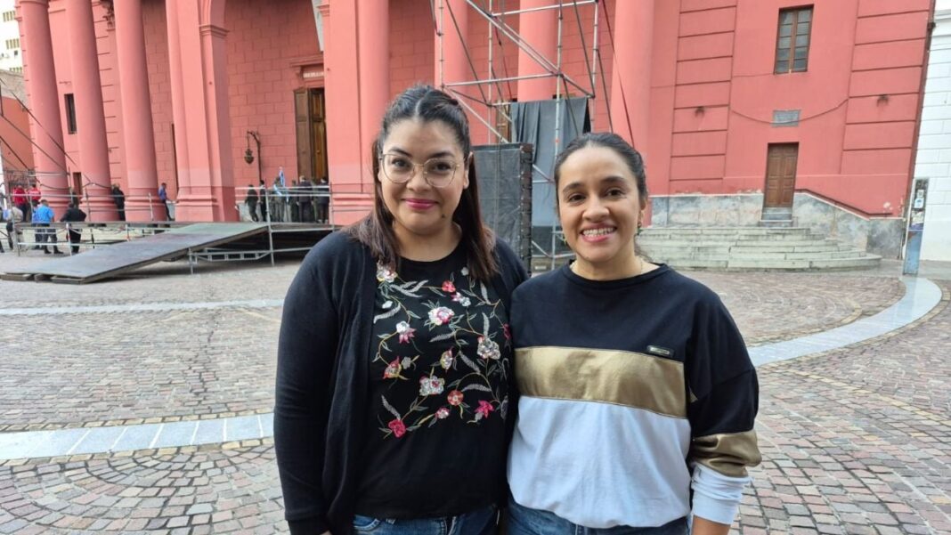 Grupo de mujeres participando en una actividad de reflexión en un entorno natural, representando el retiro espiritual en Catamarca.