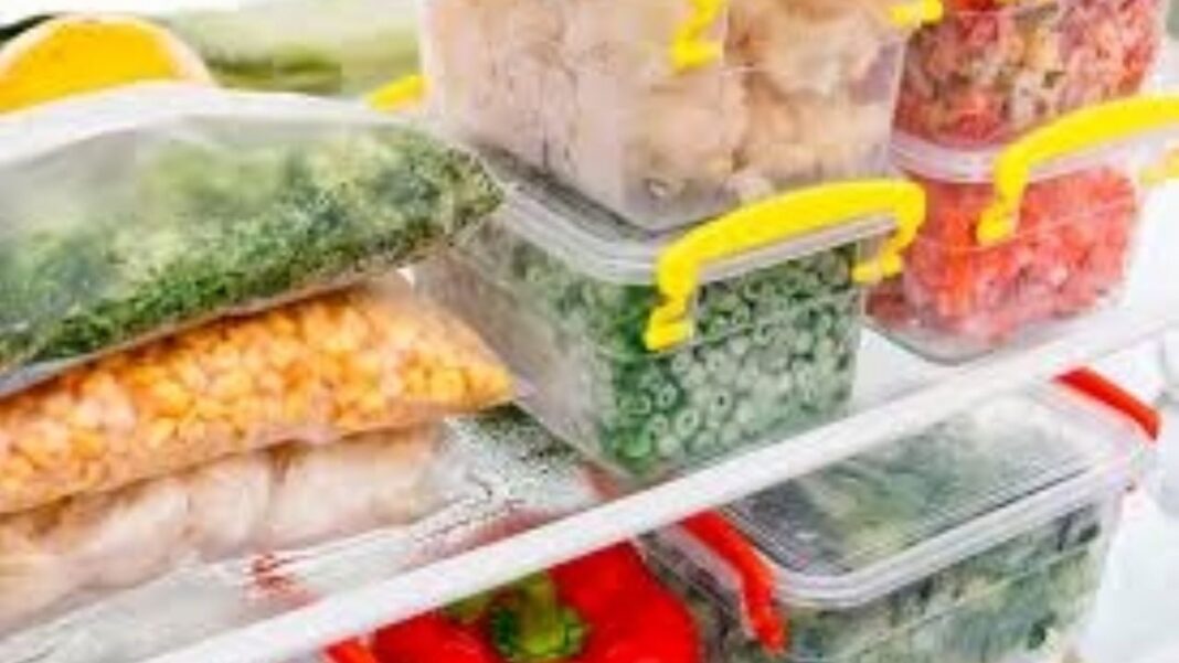 Alimentos congelados en un freezer, ilustrando la práctica de congelación