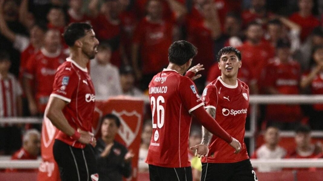 Jugadores de Deportivo Riestra celebrando su primer triunfo en el Torneo Apertura