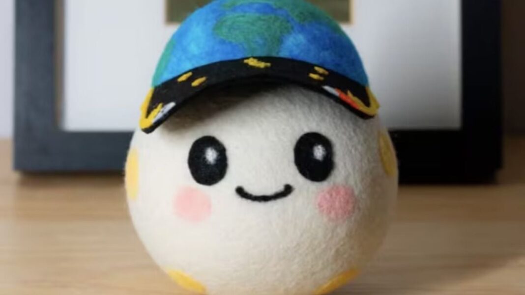 Peluche Rise de la NASA flotando en el interior de la nave de la misión Artemis II en gravedad cero.