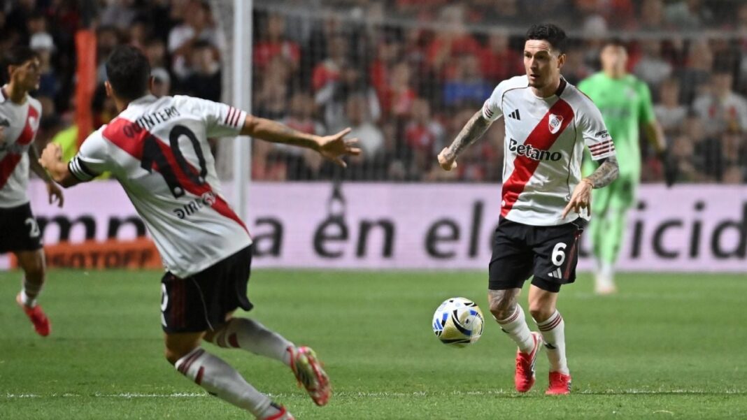 Jugadores de River Plate y Carabobo durante el partido en el Estadio Monumental.