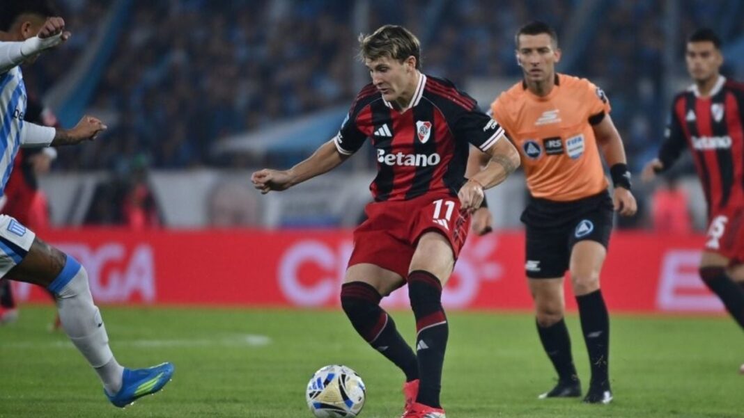 Jugadores de River Plate celebran el gol frente a Racing Club en el Estadio Presidente Perón.
