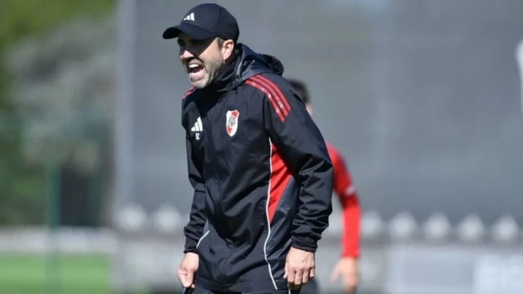 Jugadores de River Plate entrenando en el campo de juego