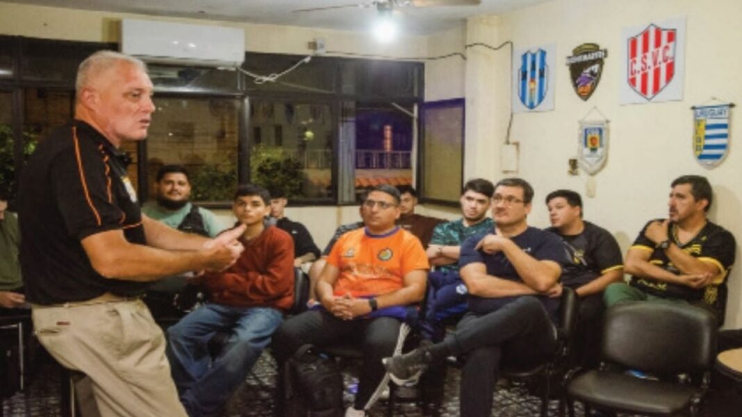 Ilustración de árbitros deportivos en una charla de capacitación en Catamarca.