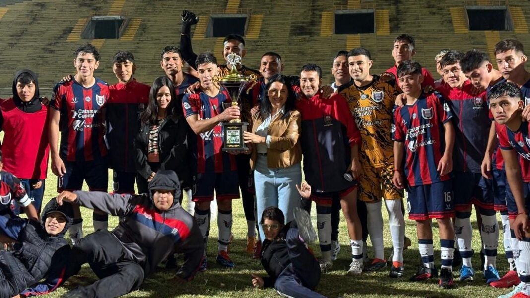 Jugadores de San Lorenzo de Alem celebran el título de la Recopa Catamarqueña en el Estadio Bicentenario.