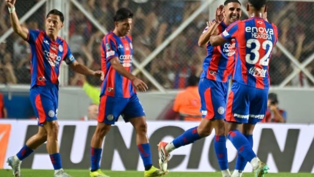 Jugadores de San Lorenzo en el Estadio Pedro Bidegain (Nuevo Gasómetro) antes de un partido.