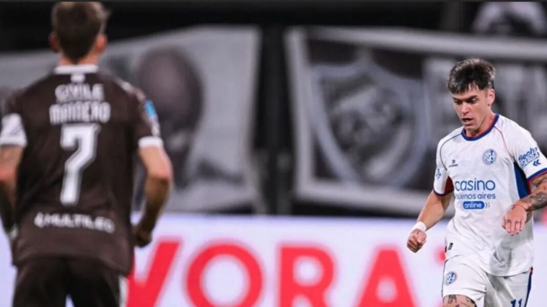 Jugadores de San Lorenzo celebrando el gol ante Platense en el estadio Ciudad de Vicente López
