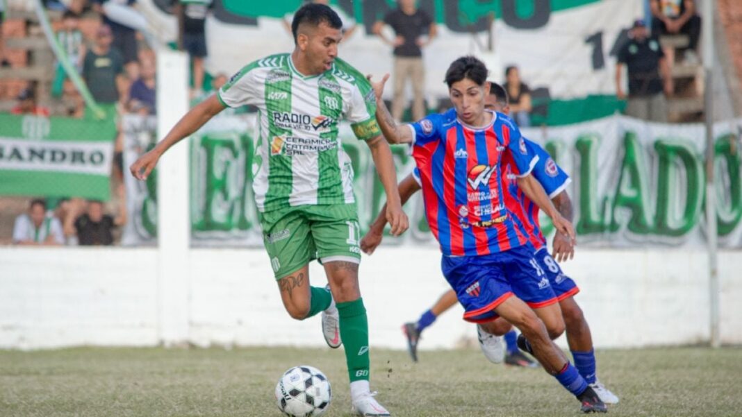 Partido de fútbol entre San Martín de El Bañado y Obreros de San Isidro en el estadio Primo Antonio Prevedello