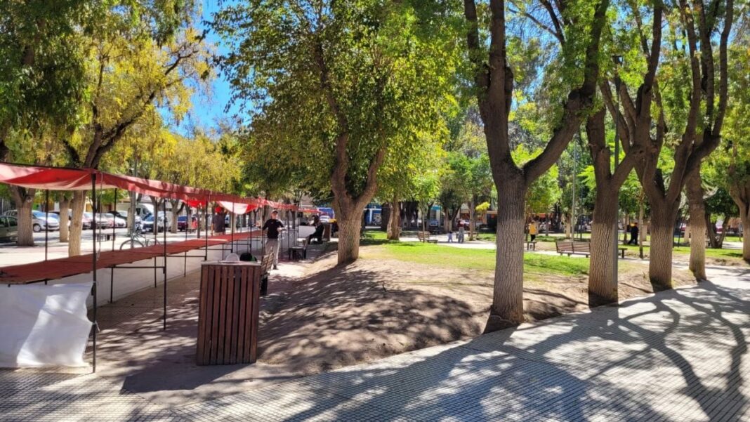 Vista de la plaza Manuel Belgrano en Santa María, durante una tranquila mañana previa a la final de fútbol femenino.