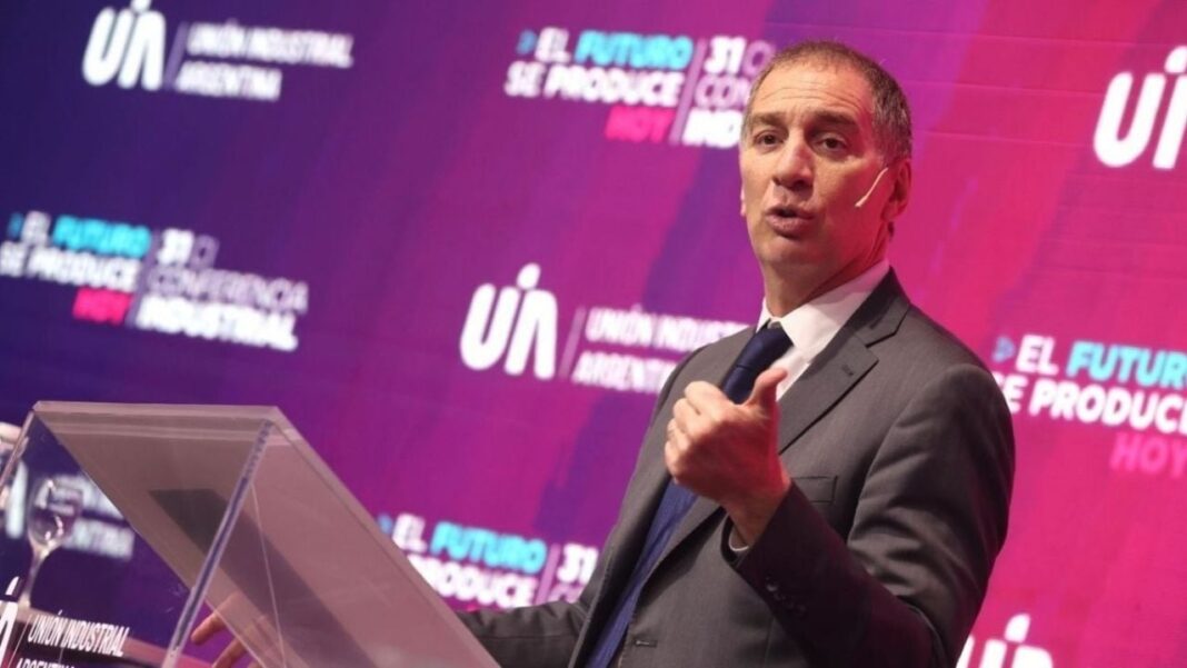 El ministro del Interior, Diego Santilli, durante su exposición en el encuentro anual de AmCham Argentina.