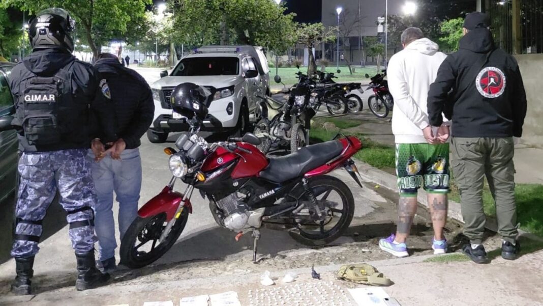 Ilustración de un procedimiento policial nocturno en un barrio