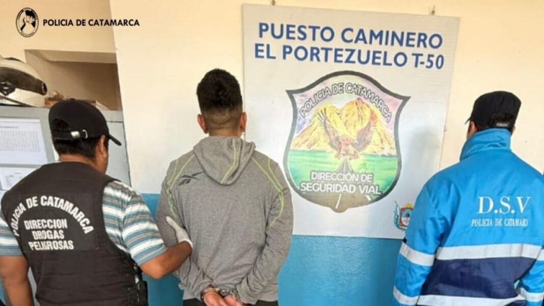Efectivos policiales realizan controles vehiculares en el Puesto Caminero El Portezuelo, Ruta Nacional 38, Valle Viejo.