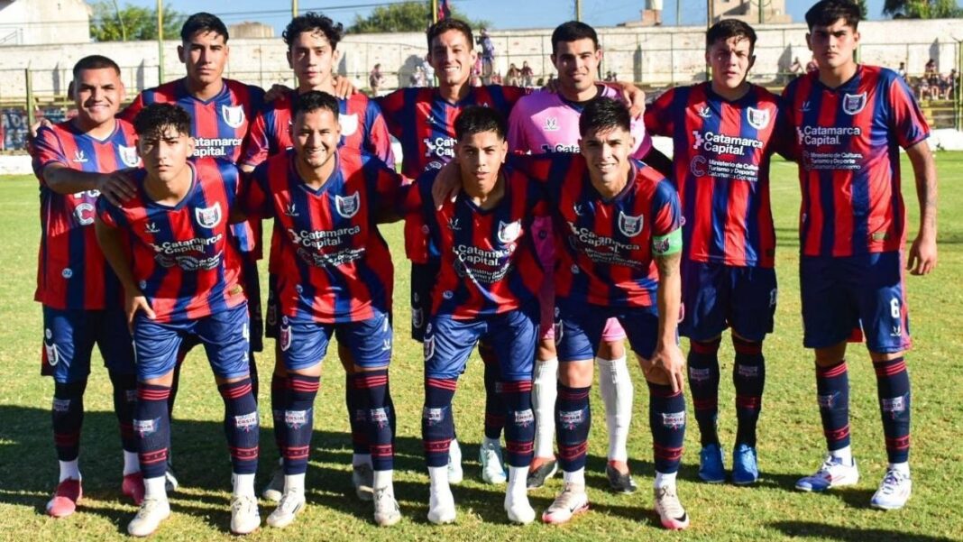 Ilustración de acción de fútbol en un estadio, representando la Liga Catamarqueña.