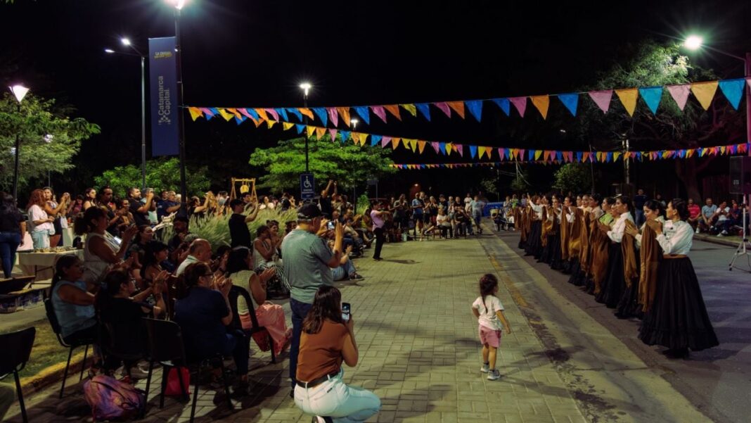 Turistas visitando atractivos de San Fernando del Valle de Catamarca durante Semana Santa