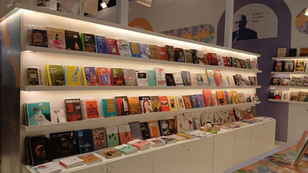 Voluntarios armando kits de higiene en la Feria del Libro de Buenos Aires