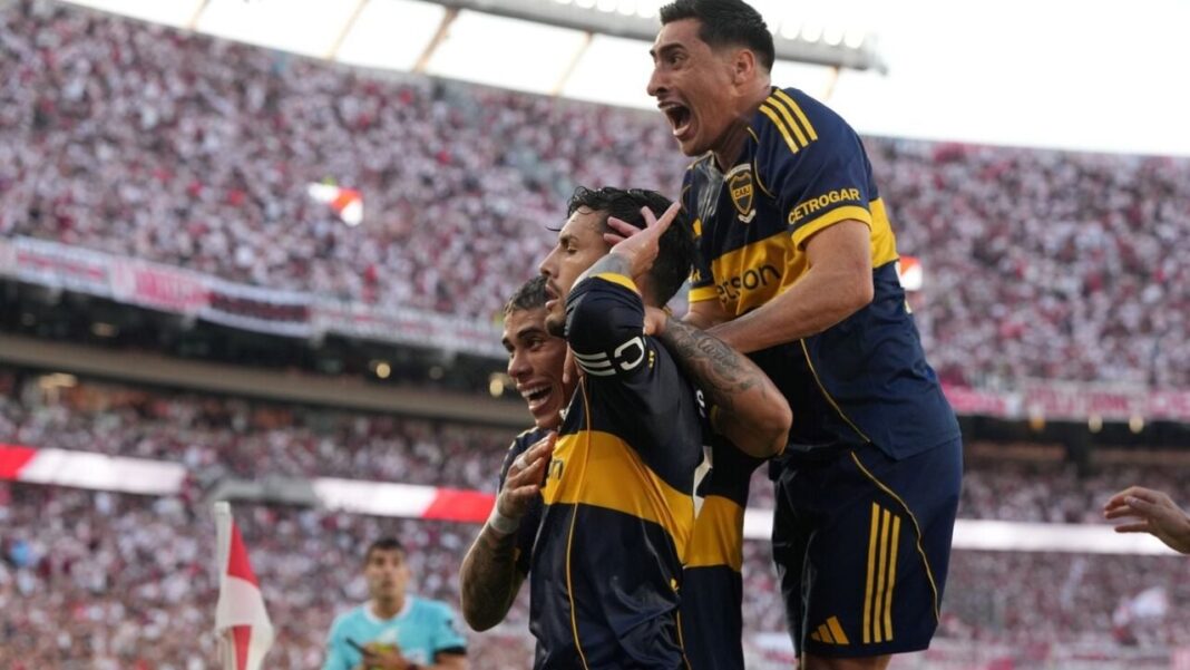 Escudos de River Plate y Boca Juniors enfrentados, representando el Superclásico del fútbol argentino.