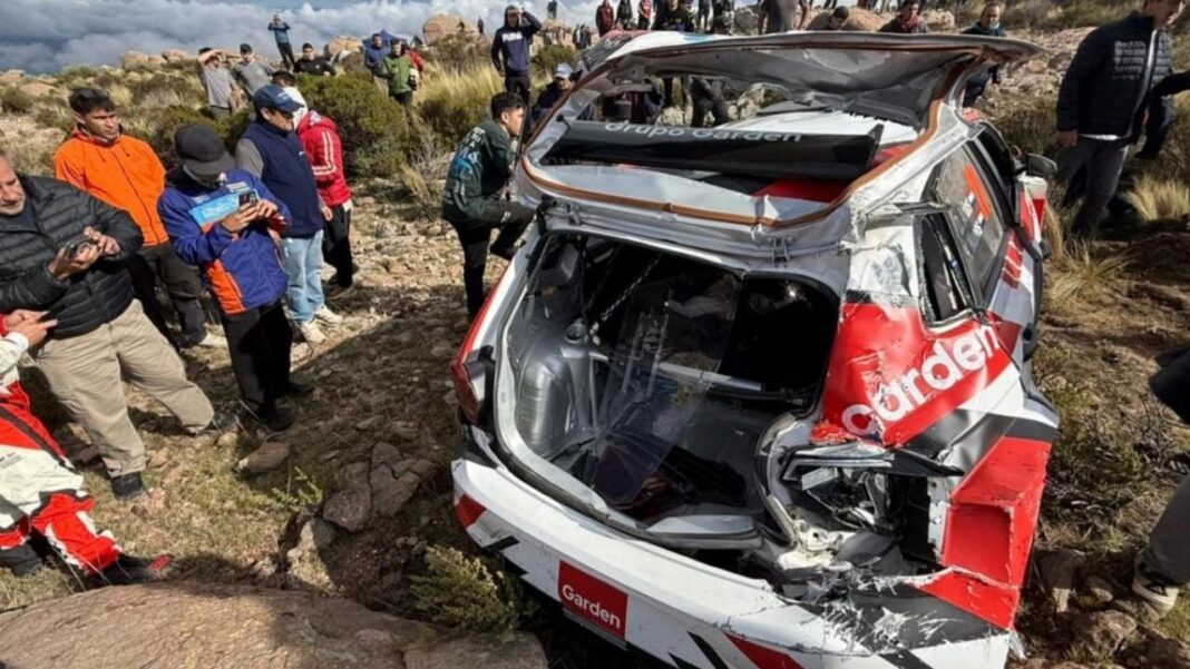 Vehículo de rally accidentado en Mina Clavero durante la competencia suspendida.