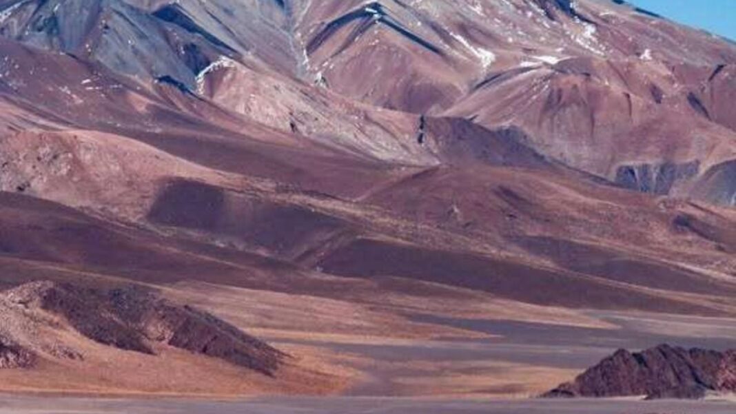 Participantes en un taller sobre geología y turismo en un paisaje de la Puna catamarqueña