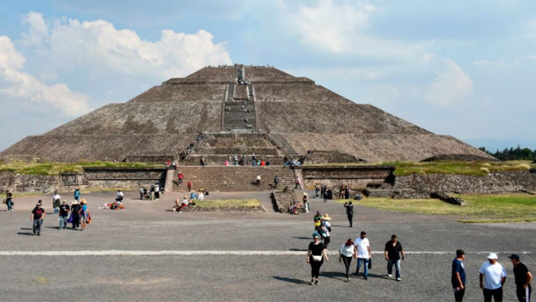 Vista aérea de la Zona Arqueológica de Teotihuacán con la Pirámide del Sol y la Calzada de los Muertos.