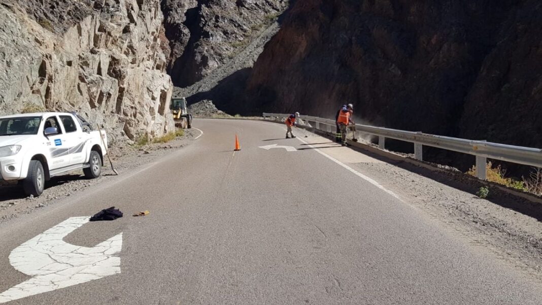 Maquinaria vial realizando tareas de limpieza en la Ruta Nacional 60, en la Quebrada Las Angosturas, Catamarca.