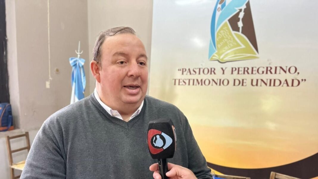 Peregrinos caminando por la Cuesta de los Curas en la caminata Tras las huellas de Esquiú