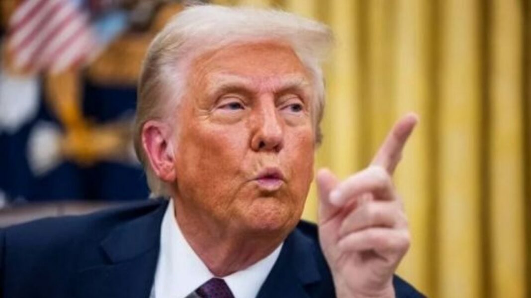 Donald Trump hablando por teléfono en el Despacho Oval